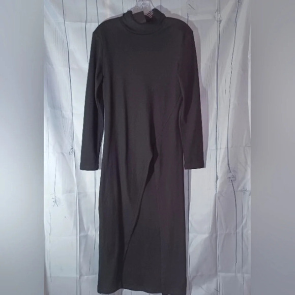 FHQ Dresses & Skirts - FHQ long sleeve turtle neck dress with slit on the side NWT